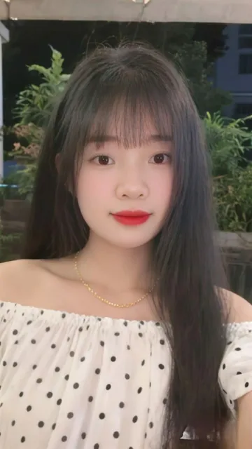 Linnaa from Vietnam