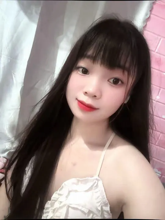 Linnaa from Vietnam, smiling on a GirlChat video call