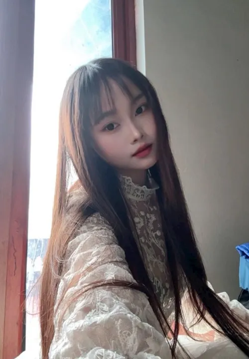 Luna from Vietnam, a profile photo from a GirlChat text chat