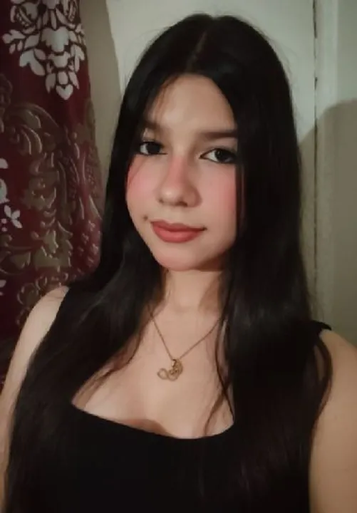 Elisa from Venezuela, smiling after a good first message